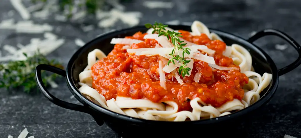 Pasta met geroosterde-paprikasaus