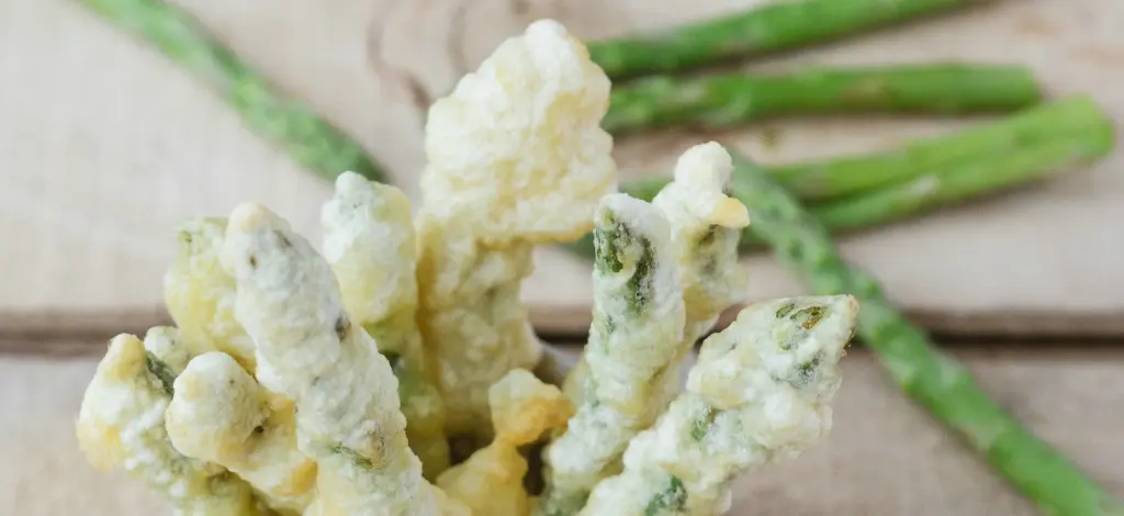 Asperges-tempura met pinda dip