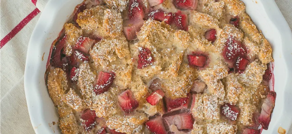 Broodpudding met aardbeien