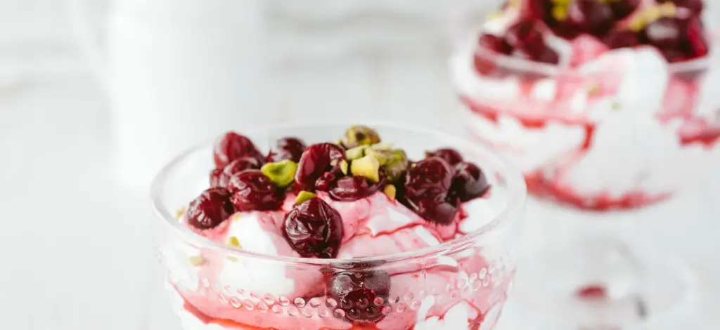 Romig kersendessert met pistachenootjes