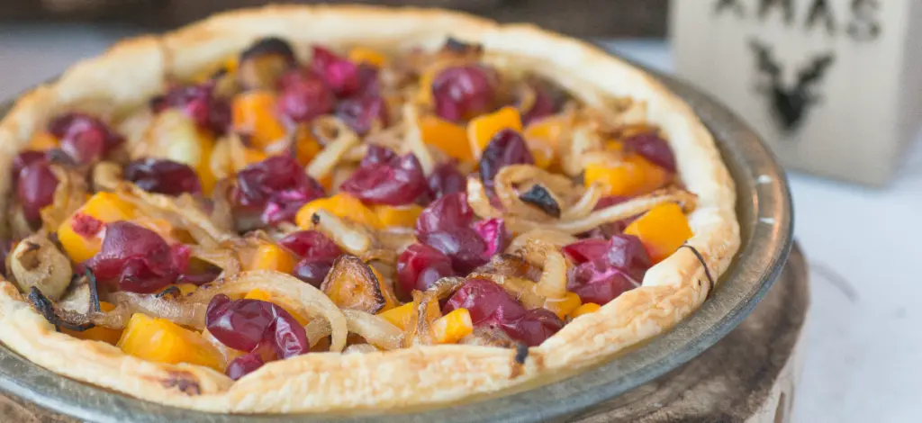 Kerstquiche met groenten en veenbessen