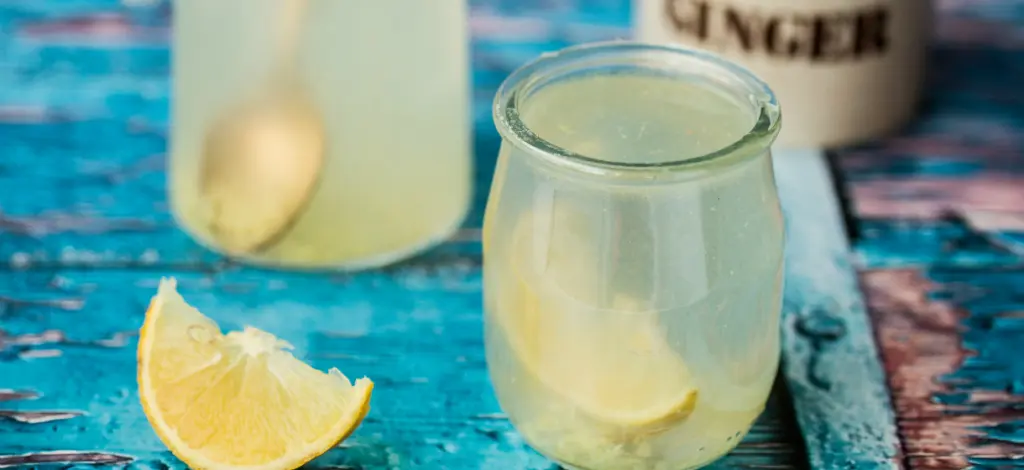 Detoxdrankje van citroen en gember