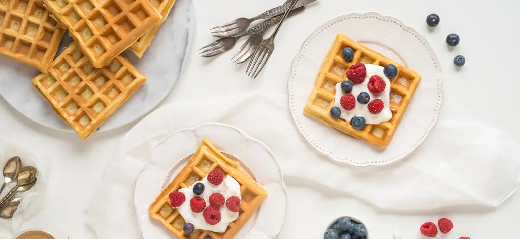 Wafels met bessen en Griekse yoghurt