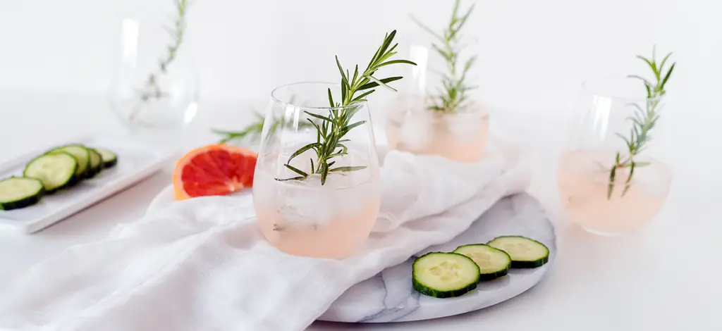 Mocktail van grapefruit, komkommer en rozemarijn