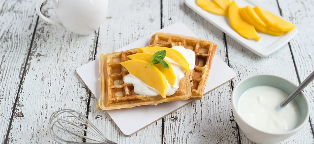 Wafels met kokosyogurt en mango