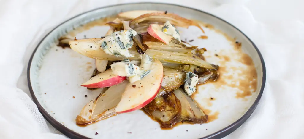 Gekaramelliseerd witloof met appel en blauwe kaas