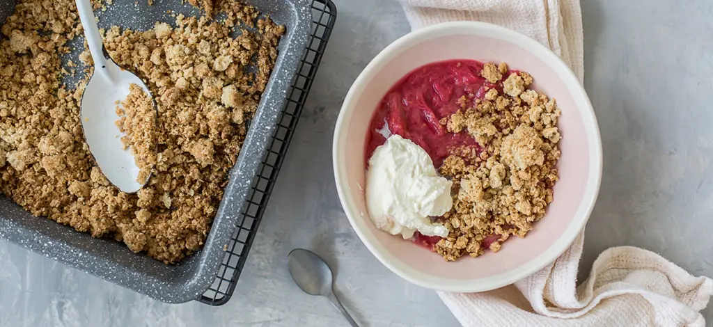 Rabarbercompote met havermoutcrumble