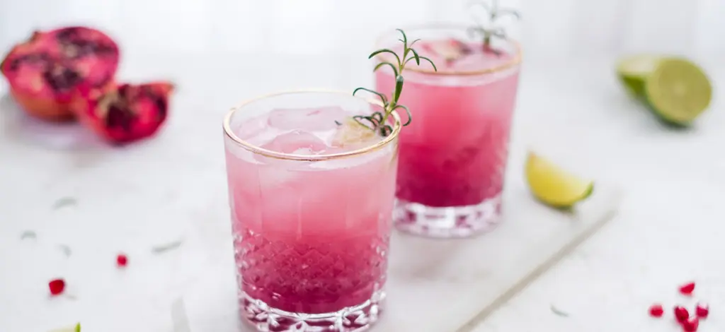 Feestelijke spritzer met granaatappel