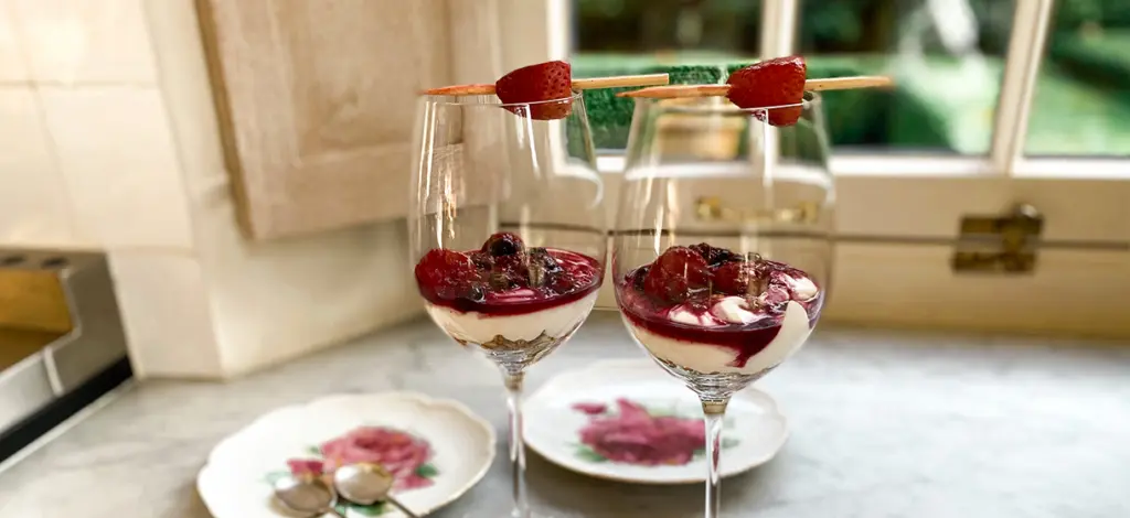 Mascarpone dessert met rode vruchten en granola