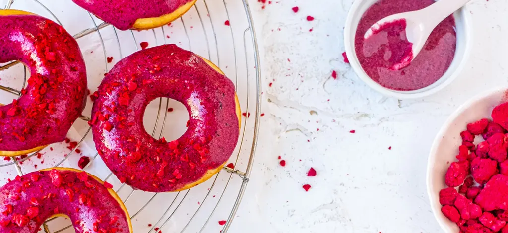 Mini donuts met frambozen frosting