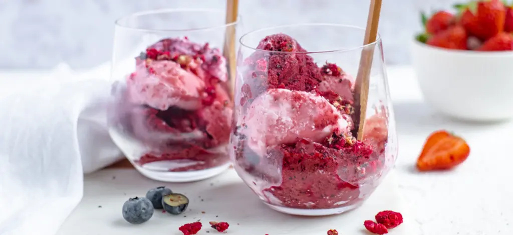 Frozen yoghurt met aardbei en blauwe bessen