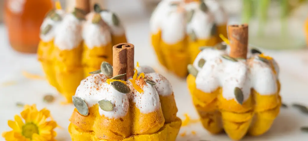 Mini pumpkin bundt cakes