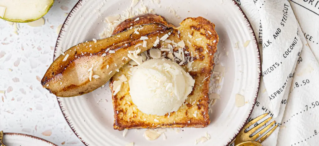 Verloren brood van brioche met peren sorbet