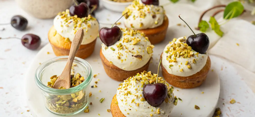 Kersenmuffins met pistache slagroom