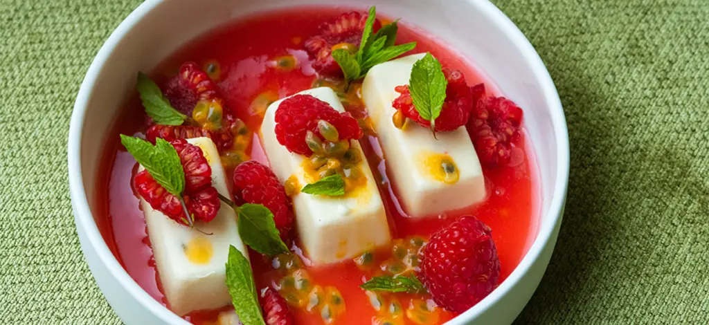 Semifreddo van passievruchten en frambozencoulis
