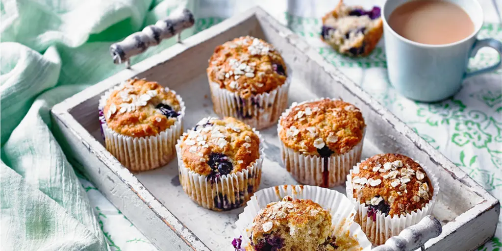 Muffins met banaan en bosbessen