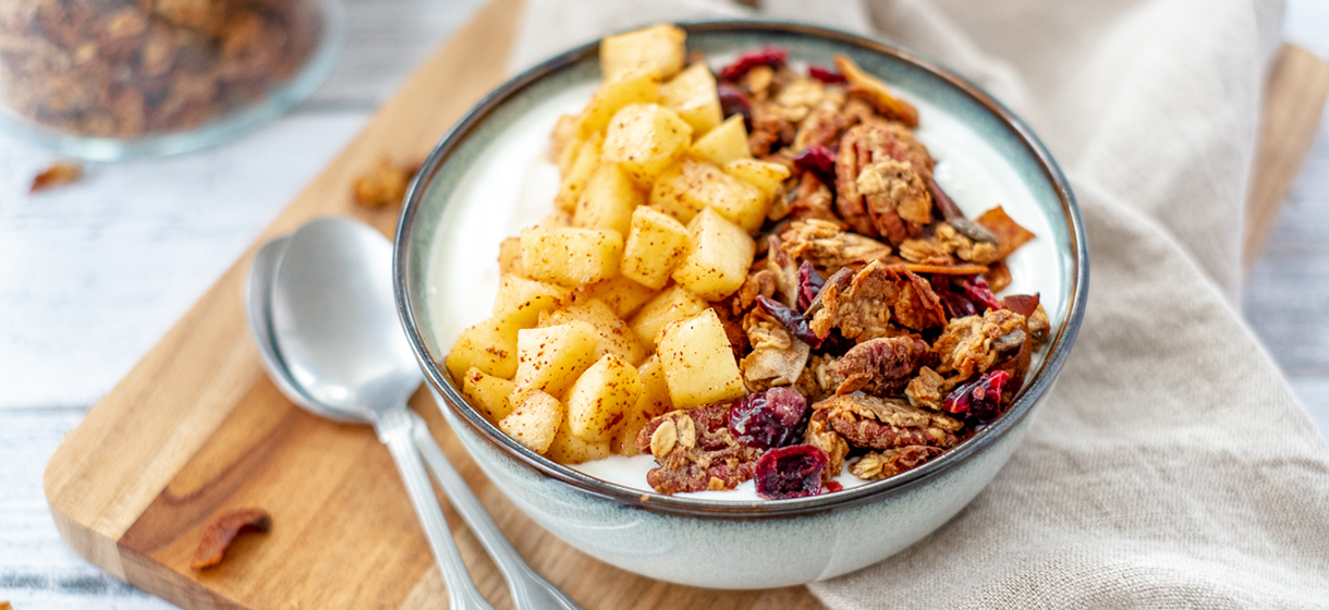 Yoghurt met pumpkin spice granola en gebakken appeltjes